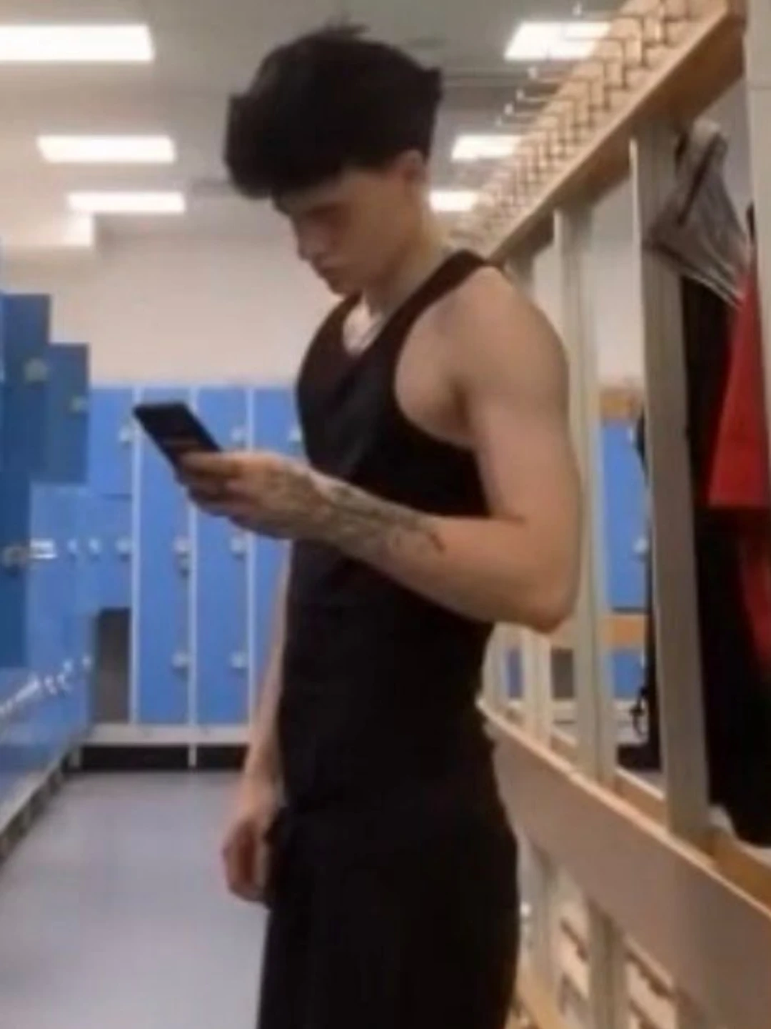 The coach at the start, before gaining any size